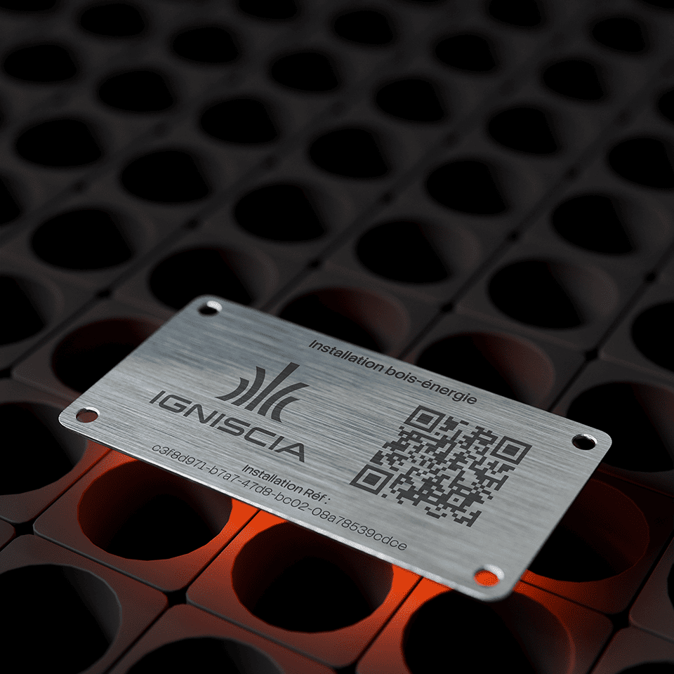 Illustration d’une plaque signalétique à QR code posée sur une installation